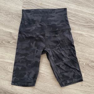 Lululemon High-Rise Black Camo Biker Shorts Size Small/6